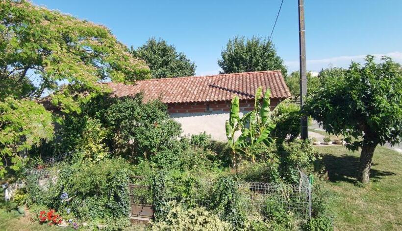 مبيت وإفطار Les Hauts De Grazac, Chambres Et Tables D Hôtes