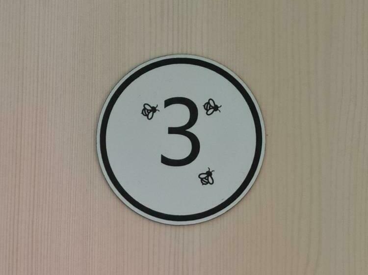 تختخواب و صبحانه Nona Bb