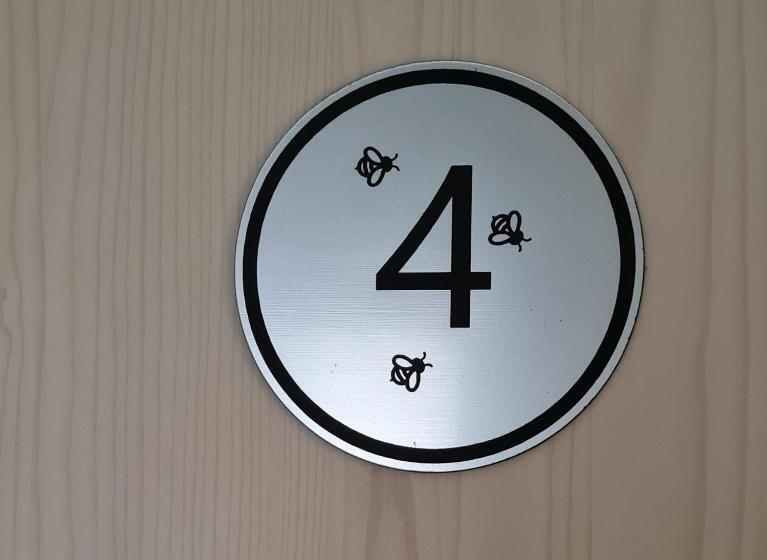 تختخواب و صبحانه Nona Bb