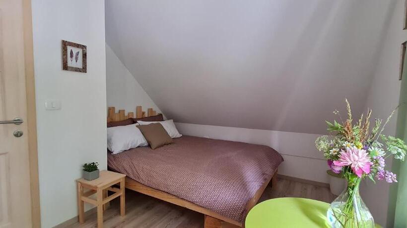 تختخواب و صبحانه Nona Bb