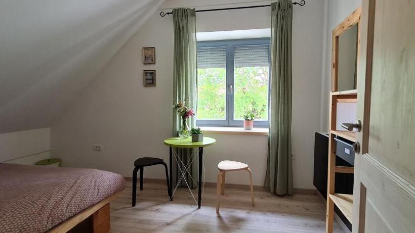 تختخواب و صبحانه Nona Bb