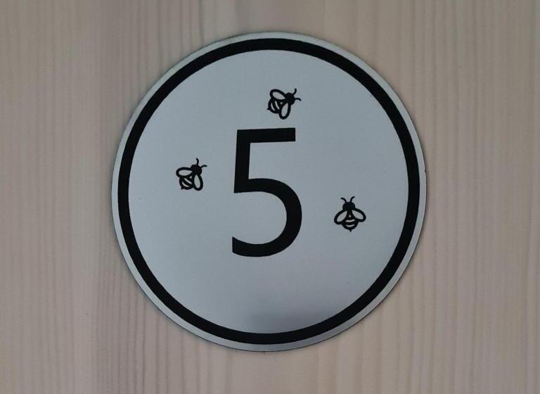 تختخواب و صبحانه Nona Bb