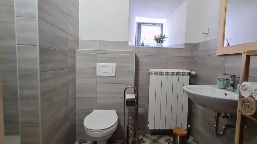 تختخواب و صبحانه Nona Bb