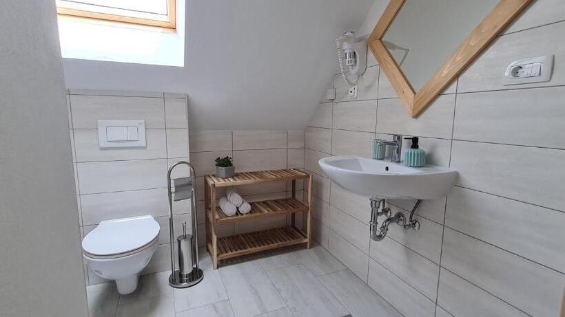 تختخواب و صبحانه Nona Bb