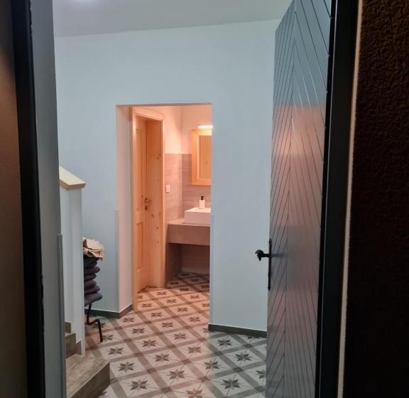 تختخواب و صبحانه Nona Bb