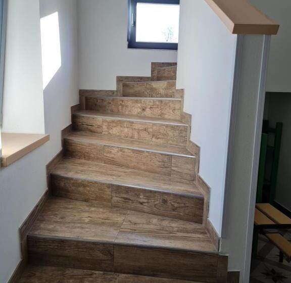 تختخواب و صبحانه Nona Bb