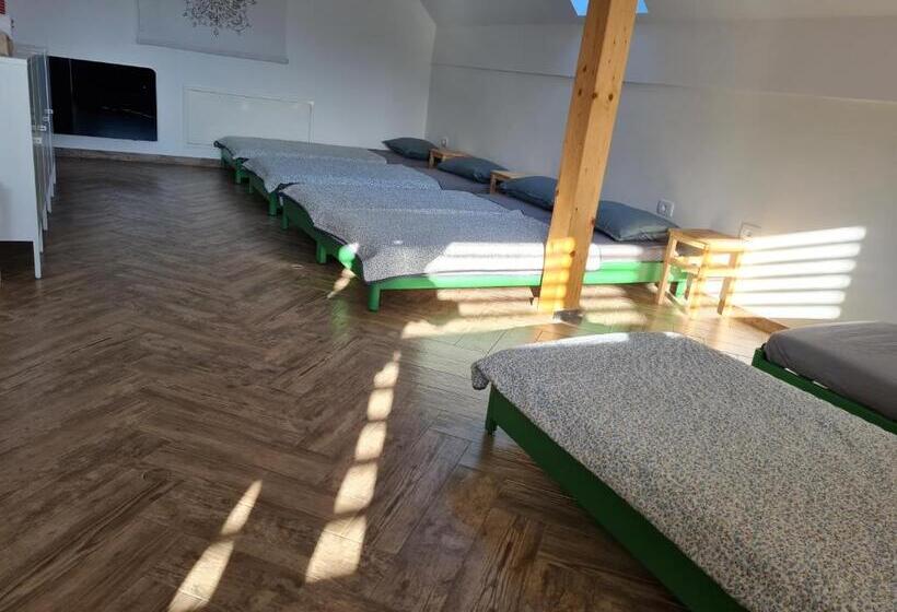 تختخواب و صبحانه Nona Bb