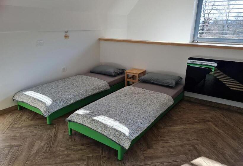 تختخواب و صبحانه Nona Bb