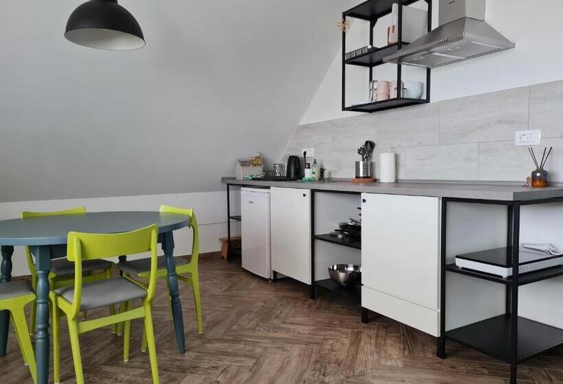 تختخواب و صبحانه Nona Bb