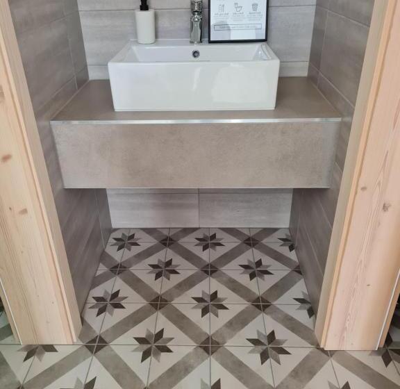 تختخواب و صبحانه Nona Bb