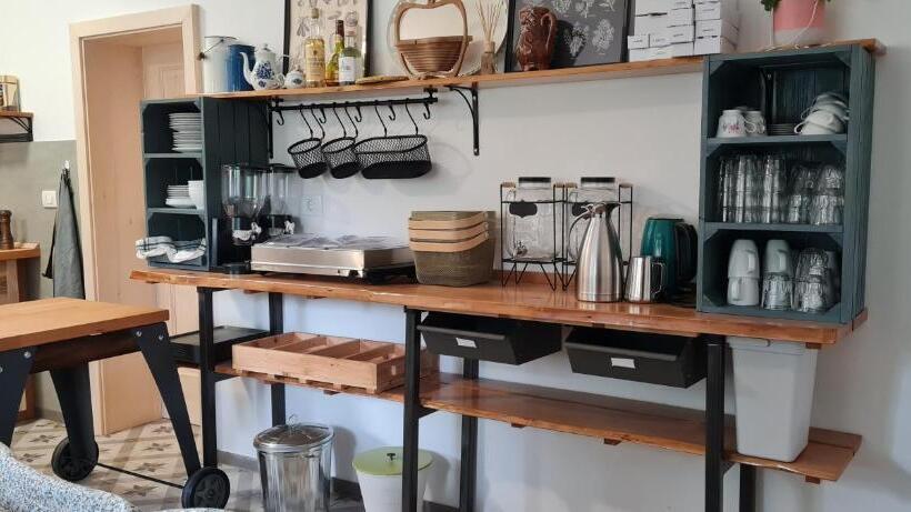 تختخواب و صبحانه Nona Bb