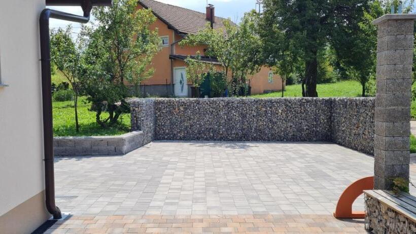 تختخواب و صبحانه Nona Bb