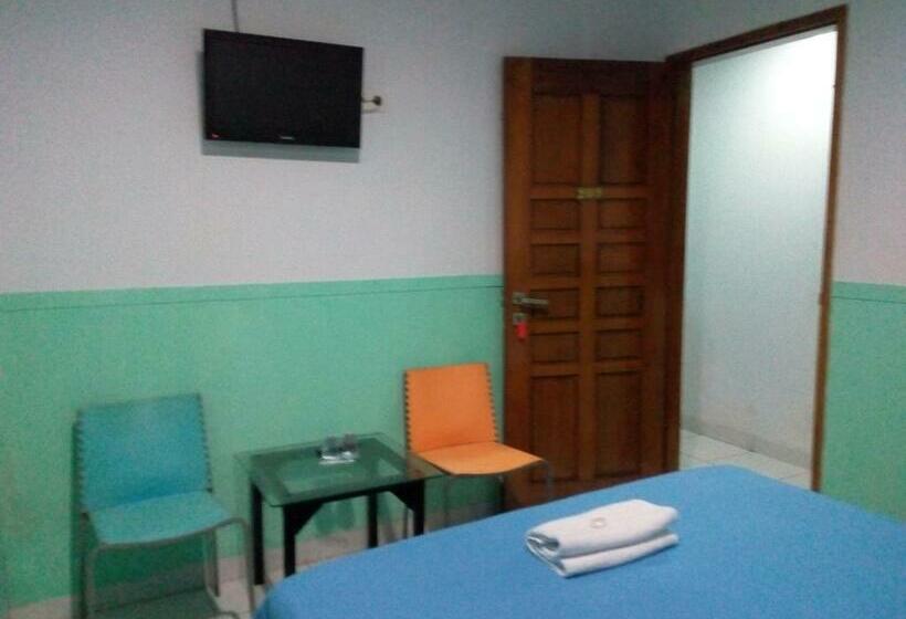 ホテル Wisma Favorite Makassar