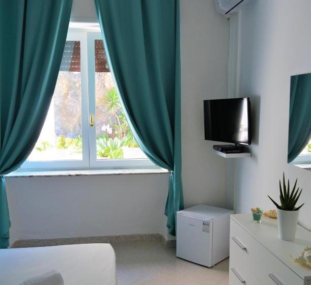 A Due Passi Dal Mare B&b