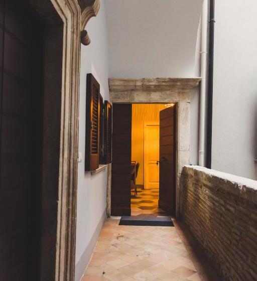 ベッドアンドブレックファースト La Rondine