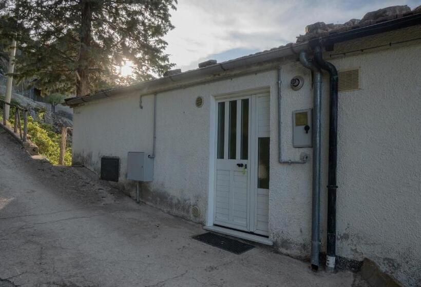 تختخواب و صبحانه Acquario