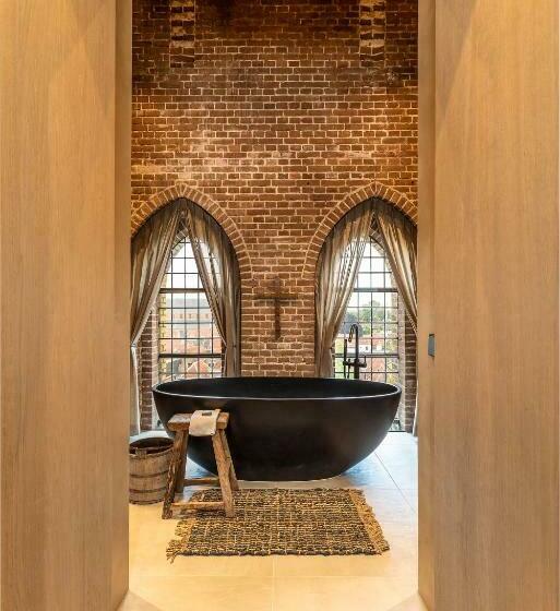 هتل The Clock Tower