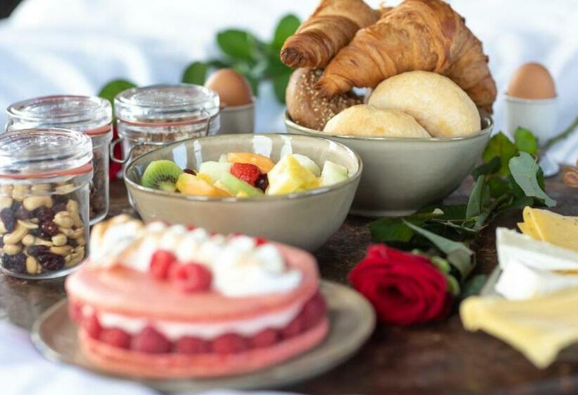 هتل The Clock Tower