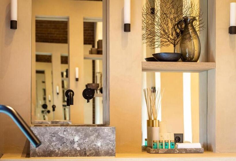 هتل The Clock Tower