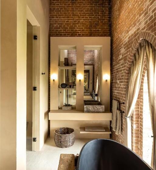 هتل The Clock Tower