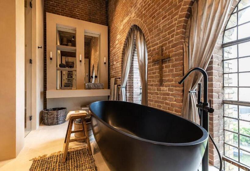 هتل The Clock Tower