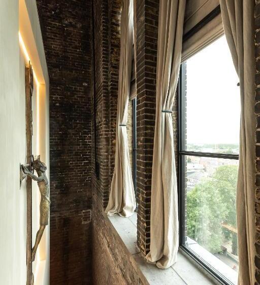 هتل The Clock Tower