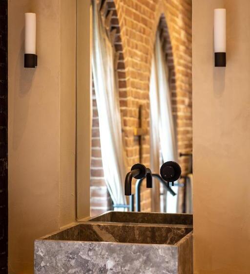 هتل The Clock Tower