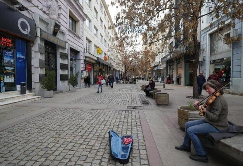 Общежитие Deluxe Rooms In The Middle Of The Downtown