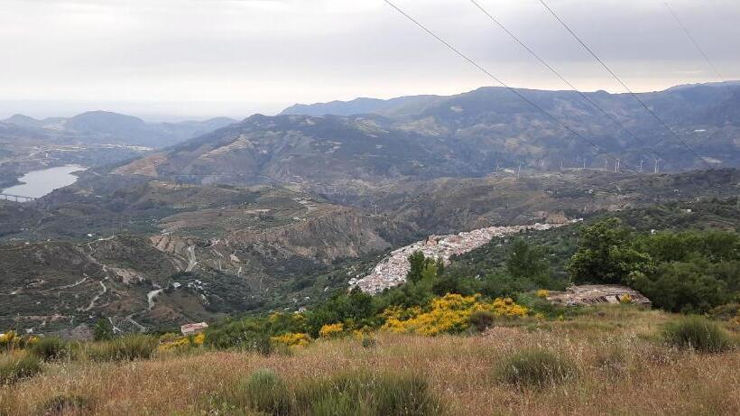 مبيت وإفطار Alpujarra Guesthouse, Habitaciones En Un Cortijo Sostenible Y Aislado En Medio De La Nada En Parque