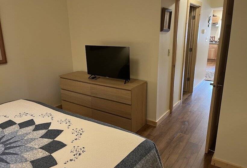 בית מלון כפרי Creekside Downtown Vacation Suites, Only Adults 25 Or Older