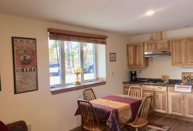 فندق Creekside Downtown Vacation Suites, Only Adults 25 Or Older