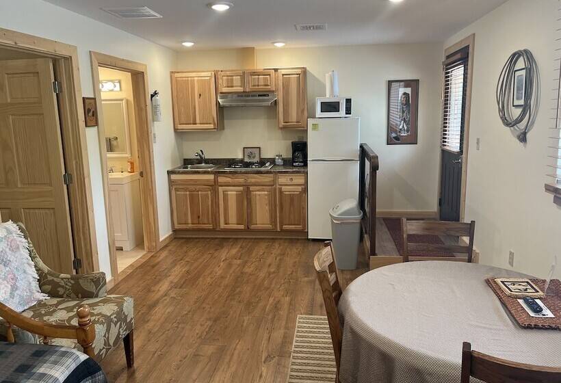 בית מלון כפרי Creekside Downtown Vacation Suites, Only Adults 25 Or Older