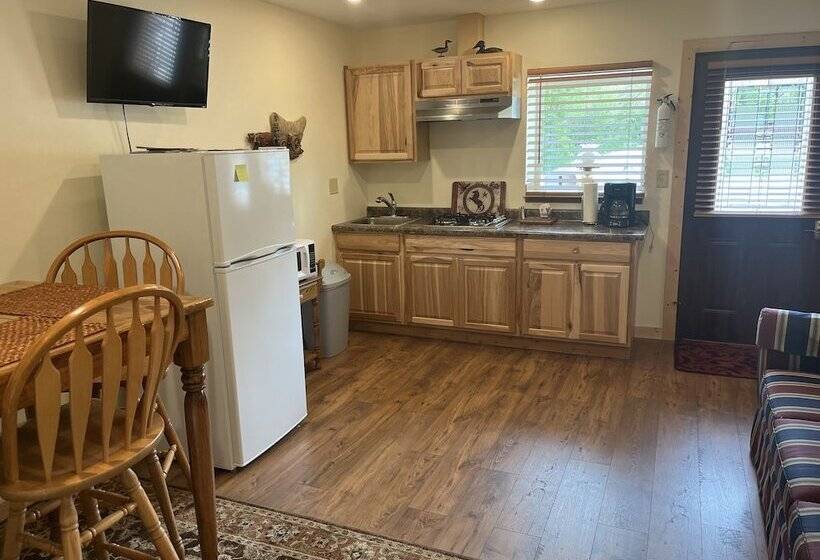 בית מלון כפרי Creekside Downtown Vacation Suites, Only Adults 25 Or Older