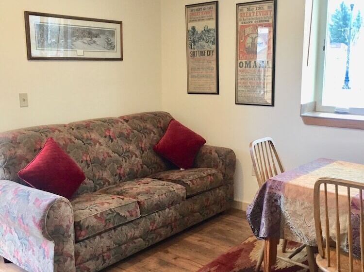 בית מלון כפרי Creekside Downtown Vacation Suites, Only Adults 25 Or Older