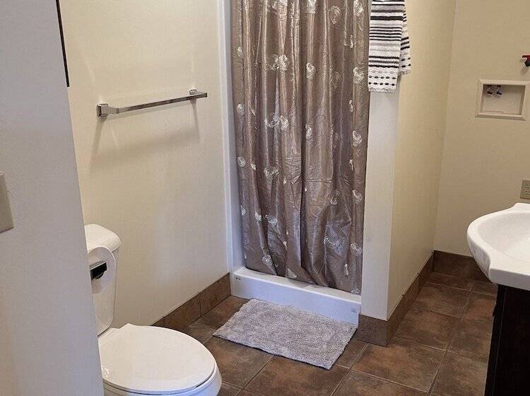 בית מלון כפרי Creekside Downtown Vacation Suites, Only Adults 25 Or Older