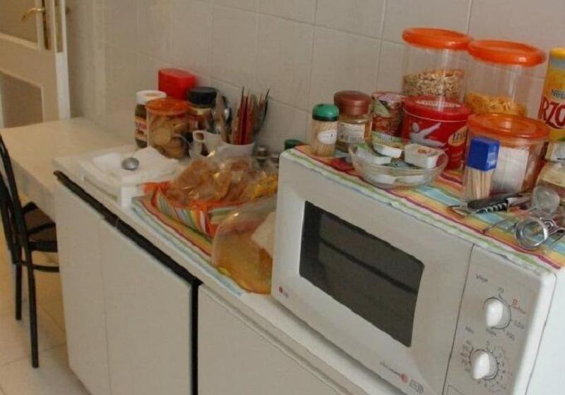 تختخواب و صبحانه Moshi Moshi