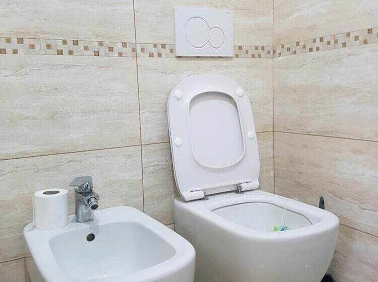 مسافرخانه Emmy