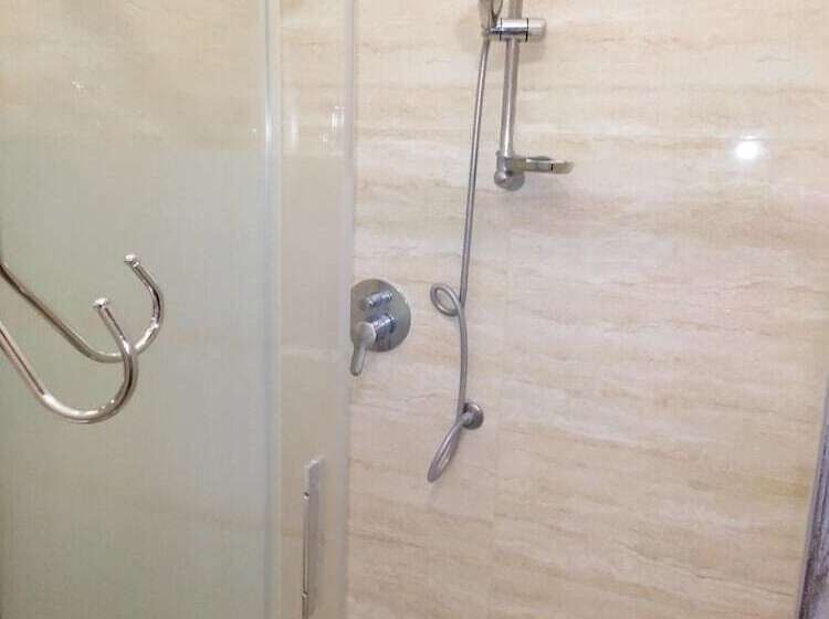 مسافرخانه Emmy