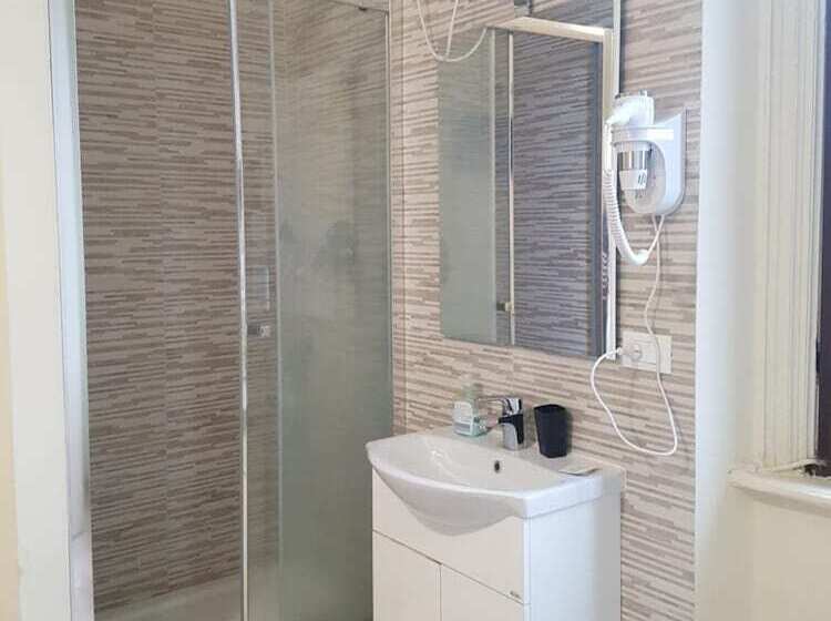 مسافرخانه Emmy