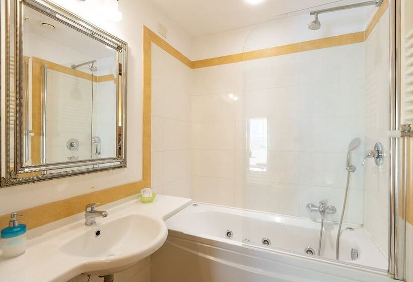 مسافرخانه Internouno Deluxe