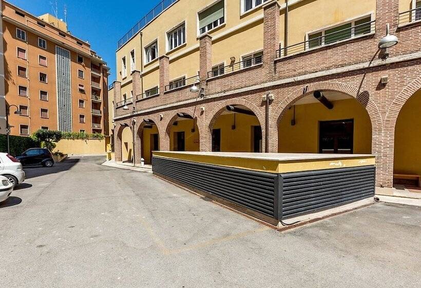 مسافرخانه Roma Scout Center