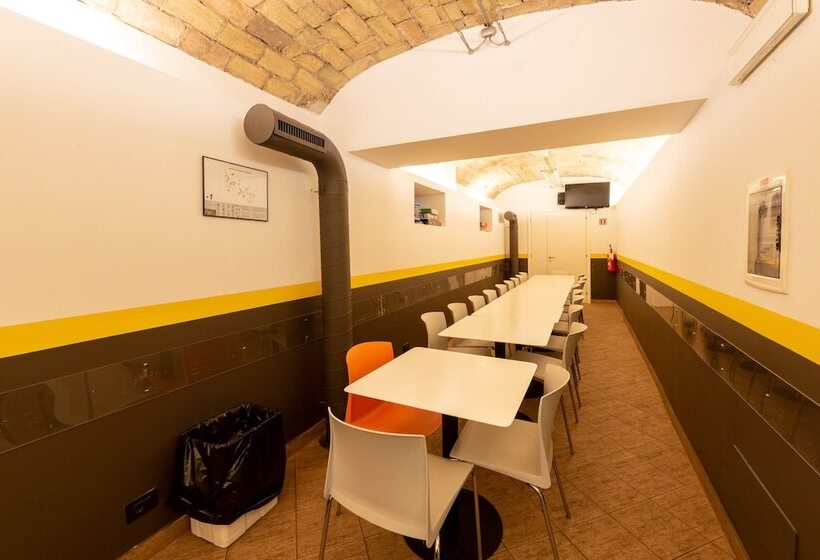 مسافرخانه Roma Scout Center