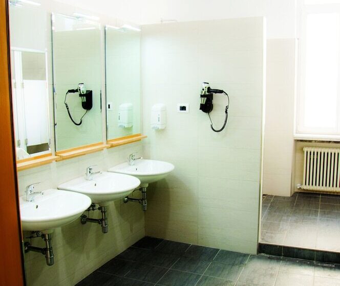 مسافرخانه Roma Scout Center