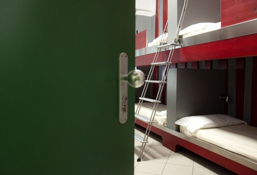 مسافرخانه Roma Scout Center