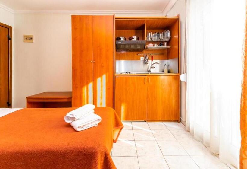 בית מלון כפרי Avra