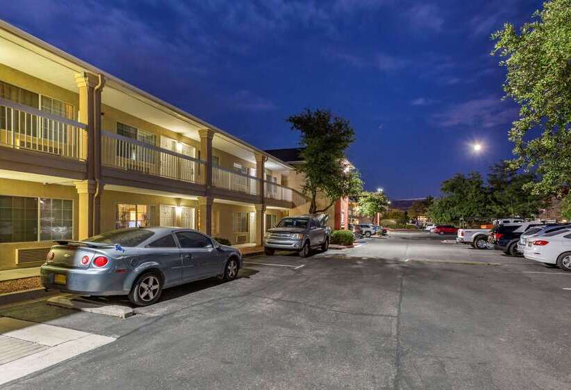 Отель Suburban Studios