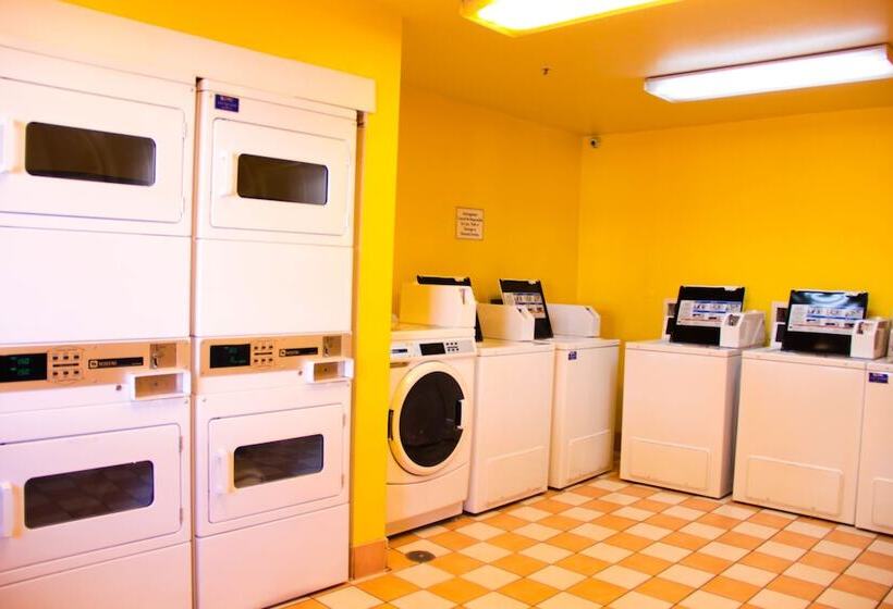 Отель Suburban Studios