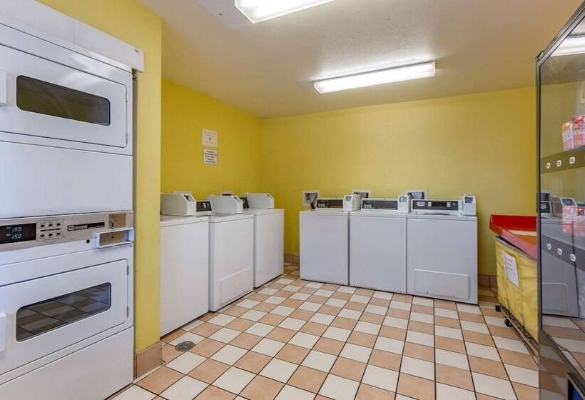 Отель Suburban Studios