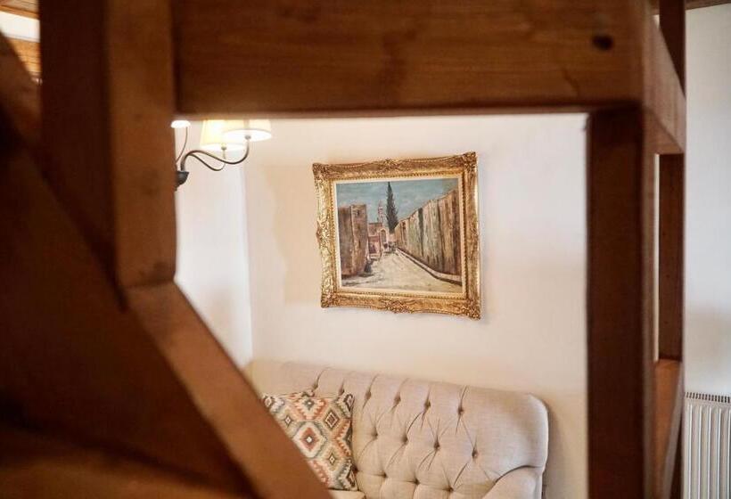 هتل Xenonas Iresioni