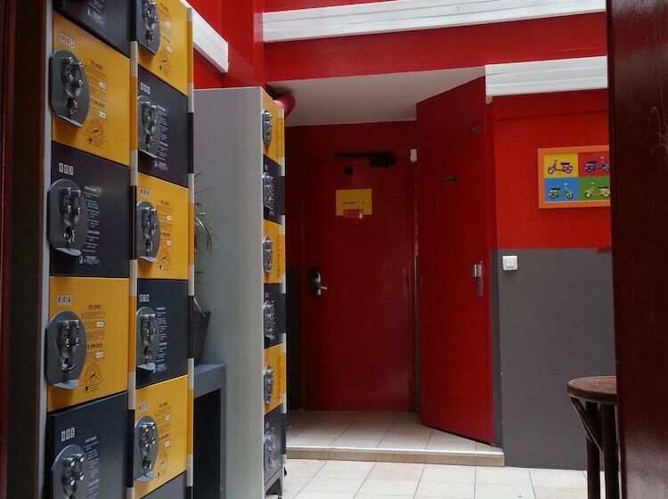 Young And Happy Latin Quarter By Hiphophostels